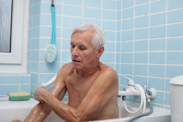 استحمام و نظافت شخصی سالمندان